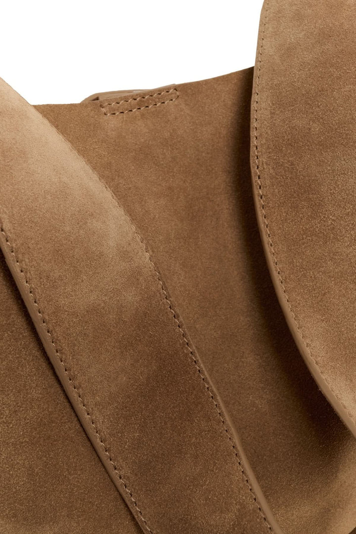 Détail en cuir du sac cabas en cuir suédé Avika avec finition veloutée pour un look élégant.
