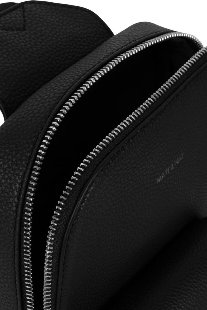 Détail du sac à dos Allar noir montrant la fermeture éclair et la texture du matériau.