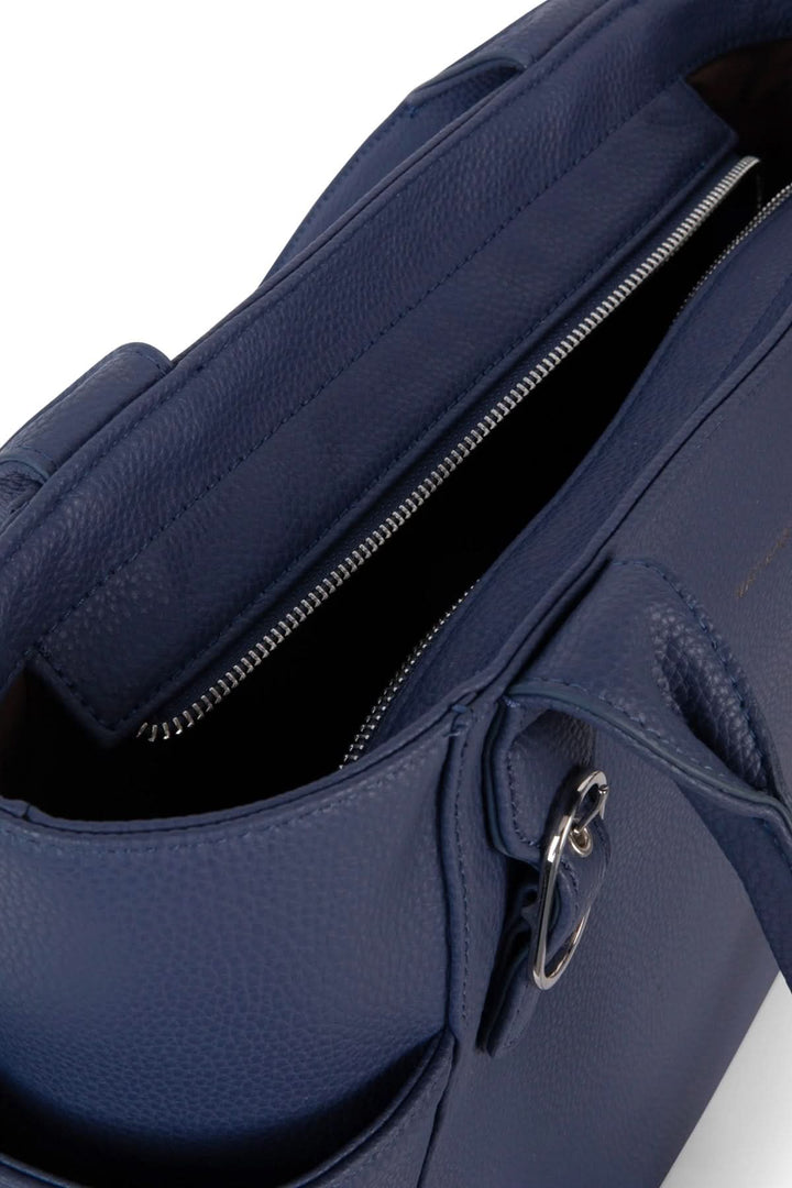 Vue du dessus d'un sac fourre-tout Iona, montrant la fermeture éclair et le design intérieur pratique.