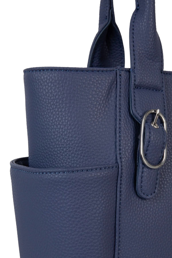 Détail du sac fourre-tout Iona, montrant sa texture élégante et ses poches latérales pratiques.