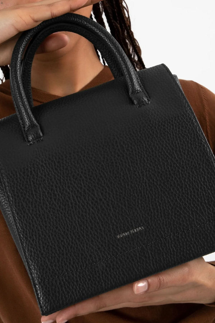 Sac à main noir Adelsm à double poignée, élégant et fonctionnel, avec rabat structuré.
