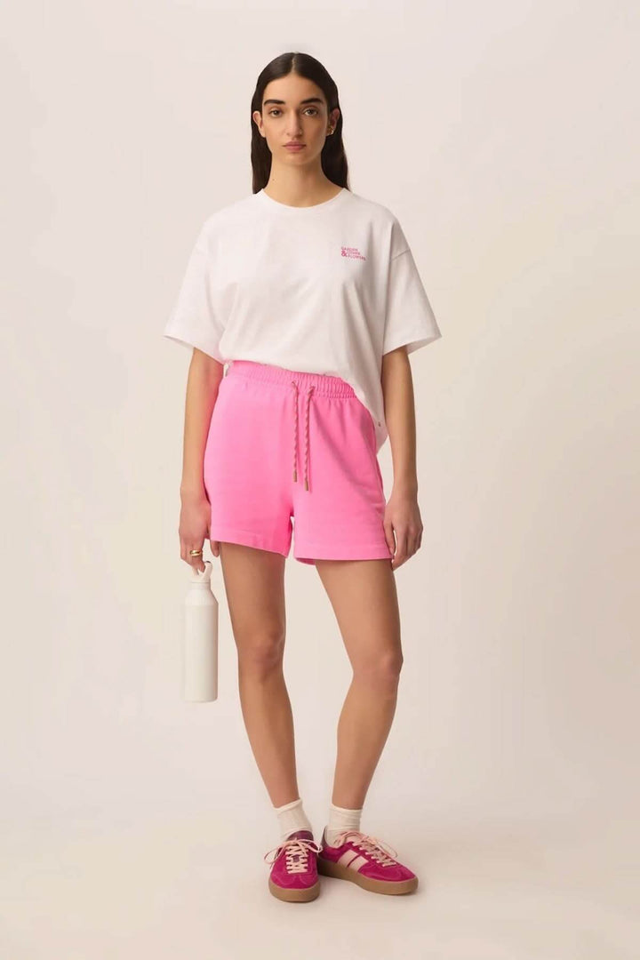 Short Yasti taille élastique à cordon coupe décontractée en rose porté par une femme, idéal pour une tenue décontractée et confortable.
