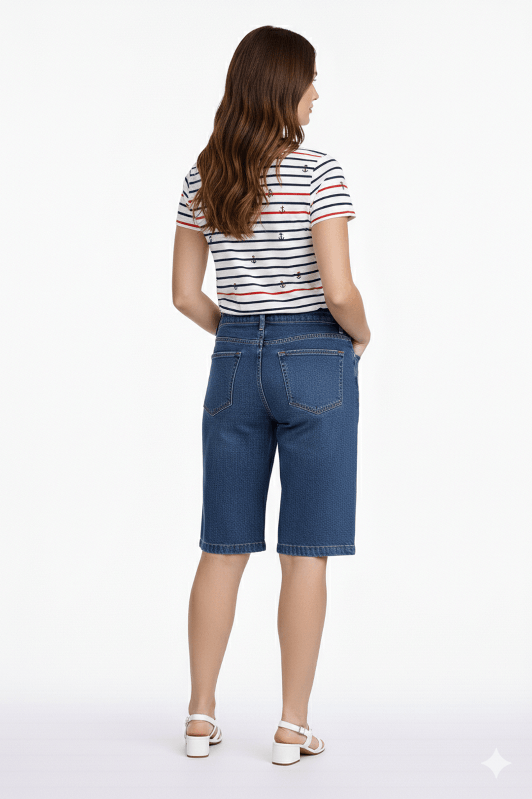 Femme portant un short bermuda ample en denim, longueur au genou, coupe décontractée et moderne, idéal pour un style estival polyvalent.