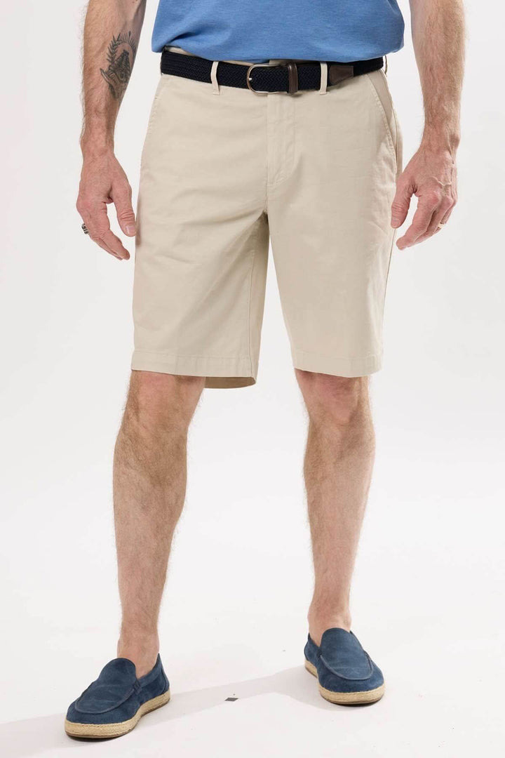 Short classique pour homme en couleur beige, fabriqué en coton léger, parfait pour les journées chaudes.