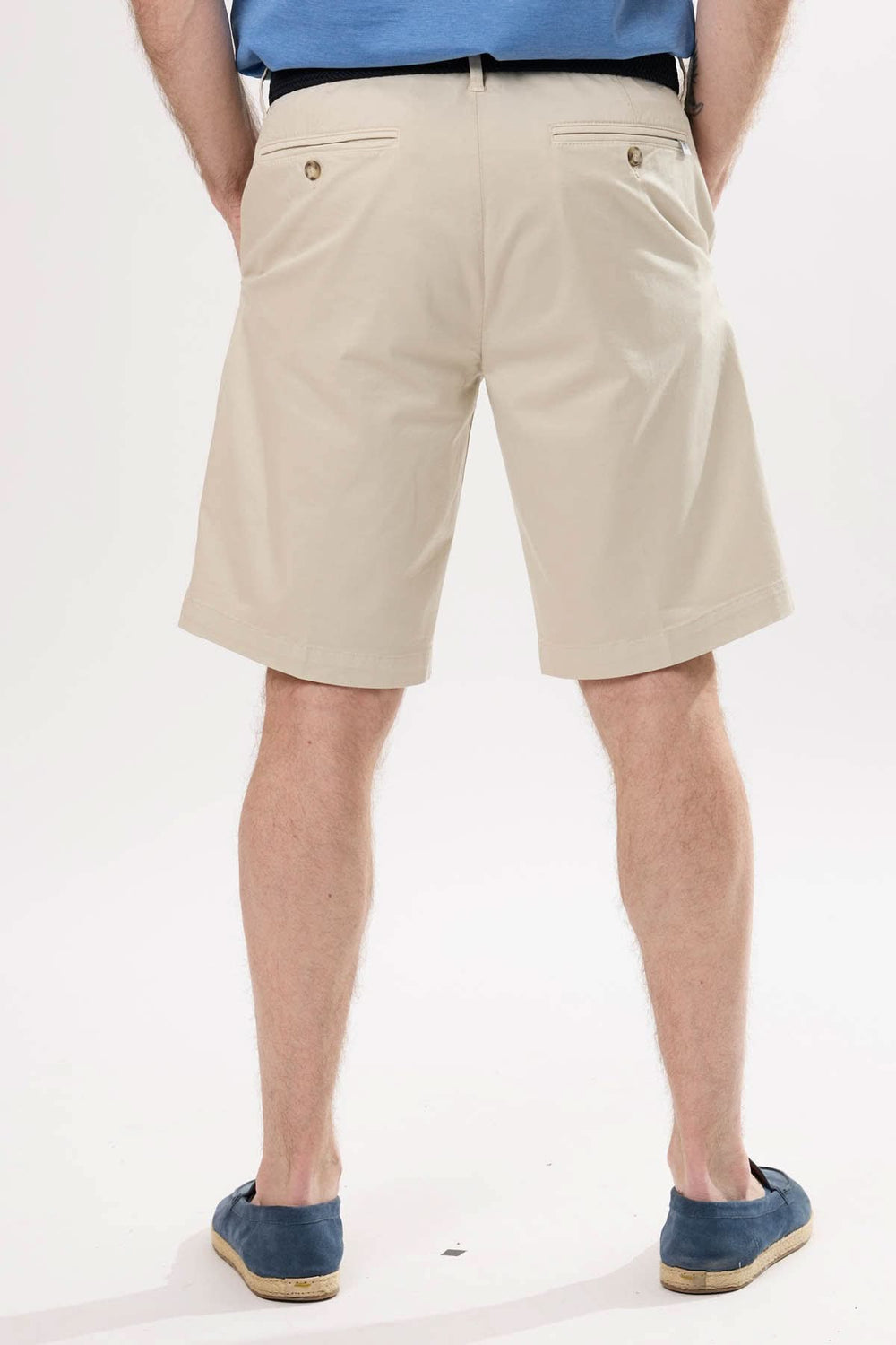 Short classique beige pour homme, coupe droite au-dessus du genou, idéal pour l'été avec poches arrière.