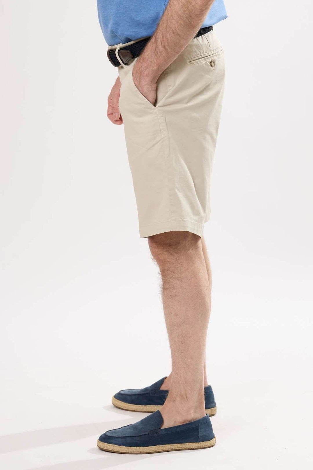 Short classique beige pour homme, coupe droite, idéal pour les journées chaudes, avec poches latérales