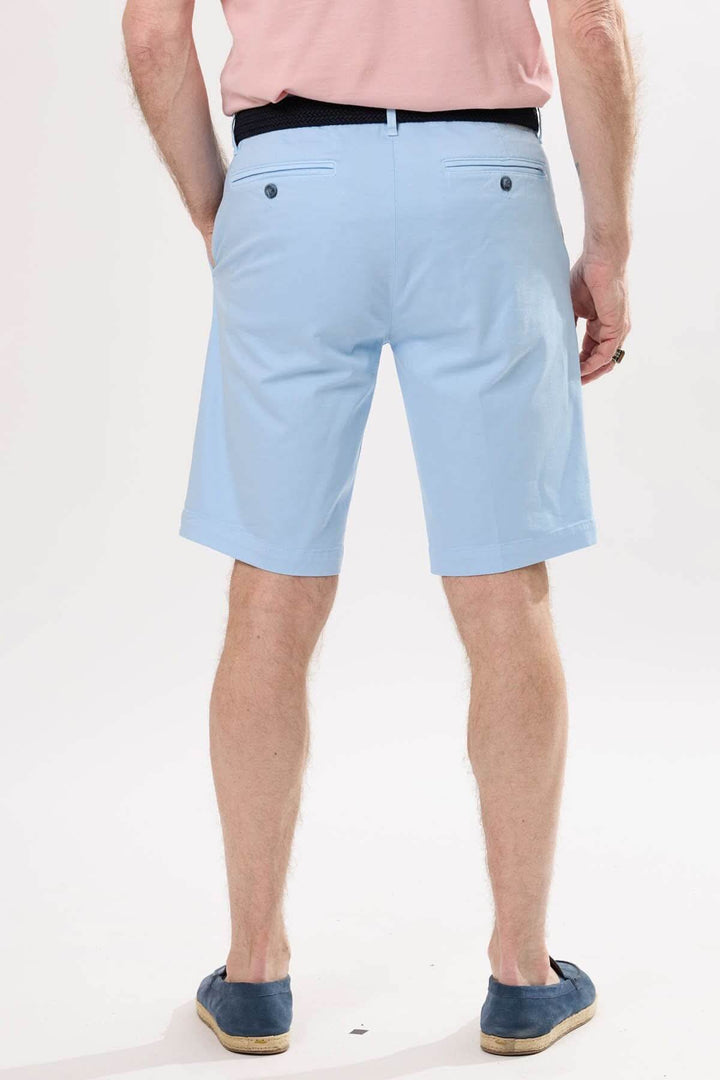 Short classique bleu clair vue arrière, coupe droite, poches arrière passepoilées, idéal pour l&