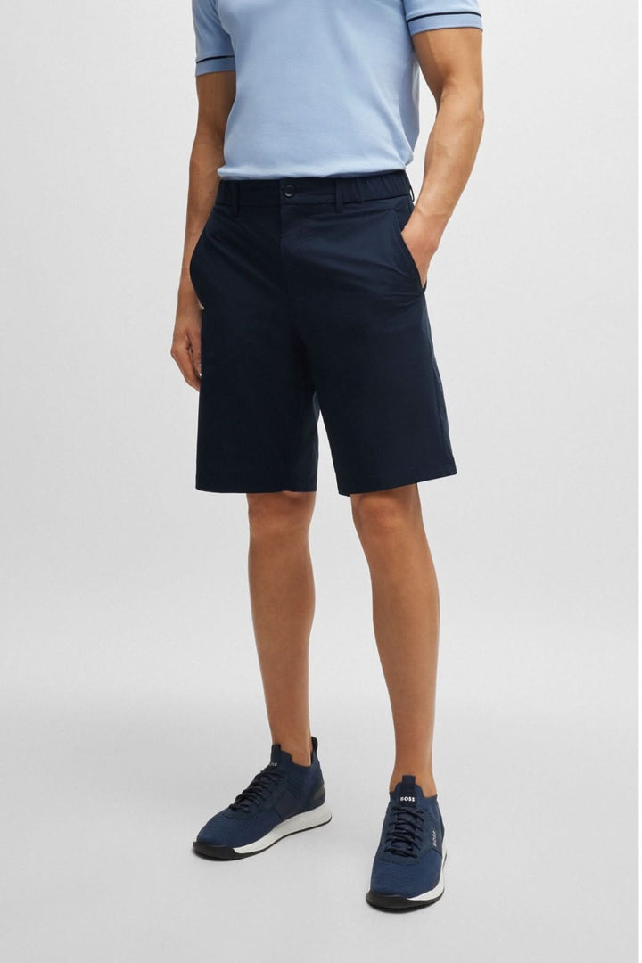 Shorts speedflex bleu marine avec t-shirt léger, parfaits pour le confort et une allure sportive chic.