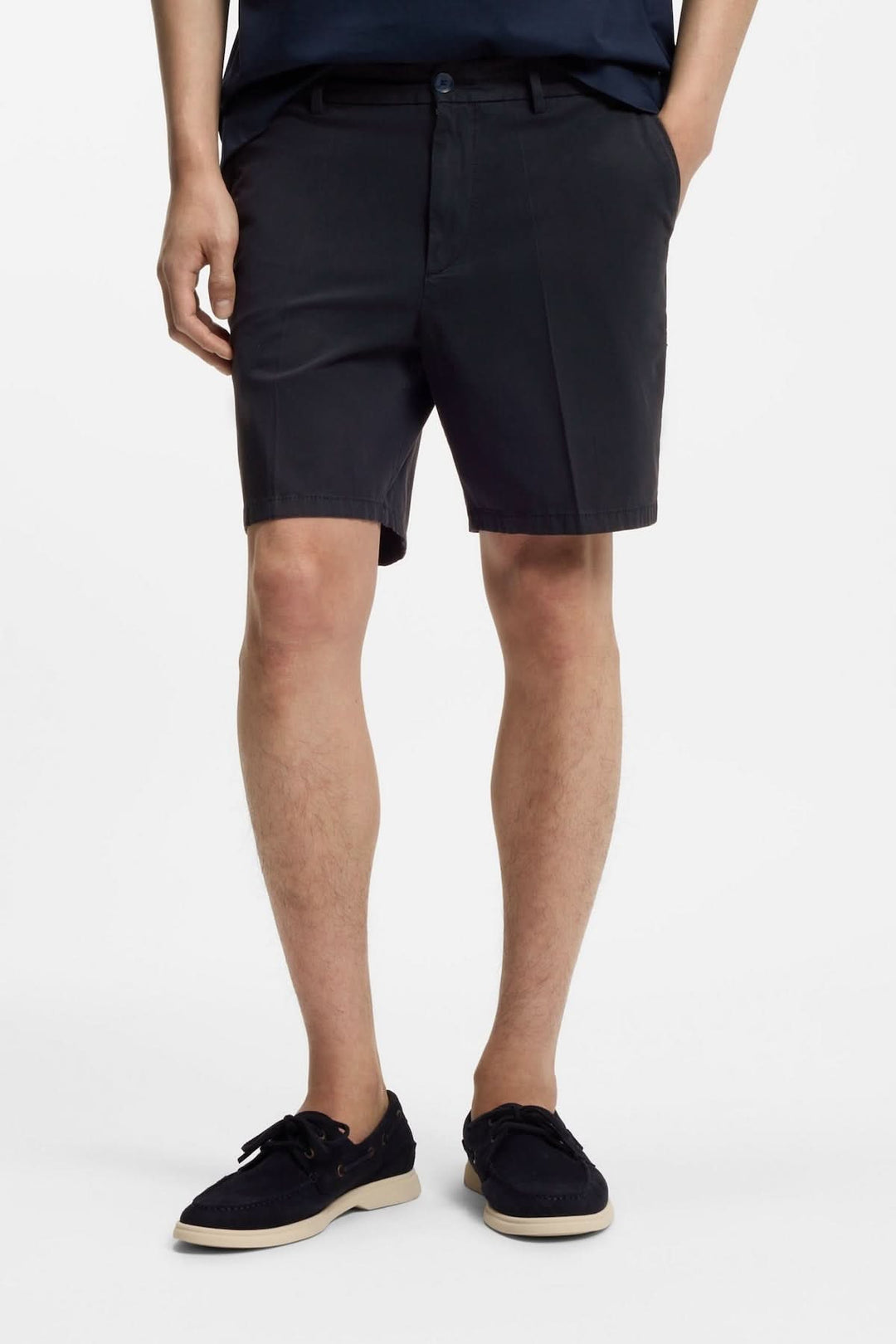 Short structuré à coupe droite pour homme avec poches latérales et fermeture frontale, idéal pour un look estival moderne et élégant.