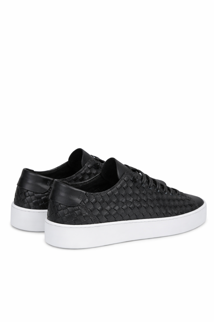Sneaker en cuir tressé noir avec construction tressée, détails lacets élastiques et semelle blanche, fabriquée à la main en Italie.