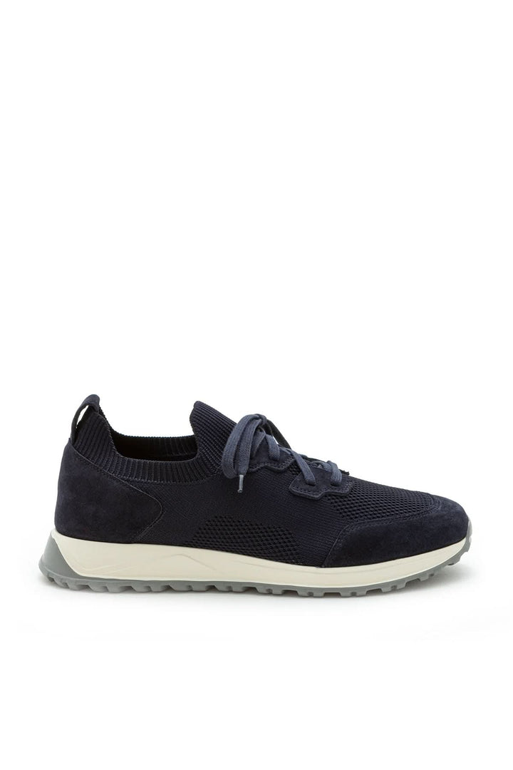 Sneaker homme cuir et tissu extensible bleu marine avec lacets et semelle ultralégère, vue latérale.