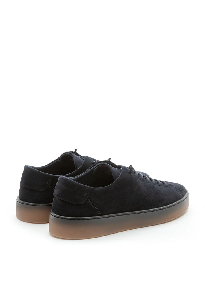 Sneaker homme cuir veau finition travaillée, élégantes sneakers en cuir avec semelle haut de gamme italienne, vue arrière, lacets élastiques.