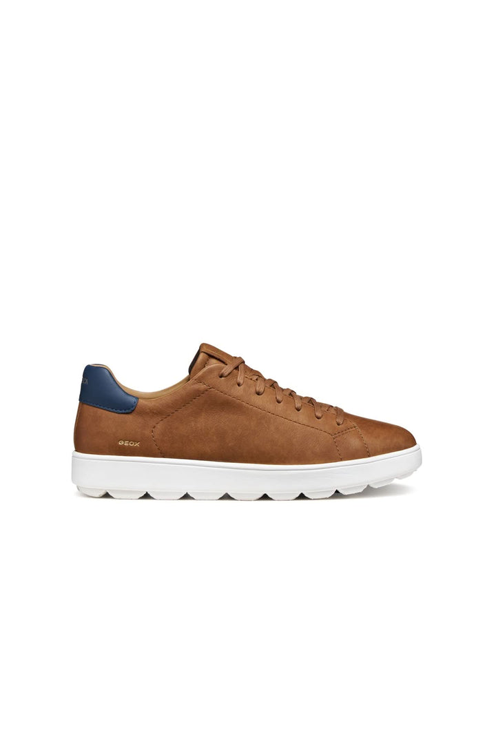Sneakers en cuir respirant marron avec détail contrastant bleu au talon et semelle blanche épaisse. Décris moi le produit en français.