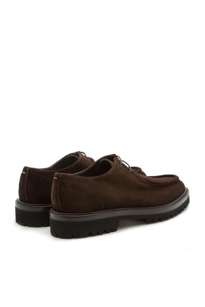 Soulier homme cuir veau suédé semelle caoutchouc en brun, vue arrière, élégance décontractée, semelle robuste et confortable.