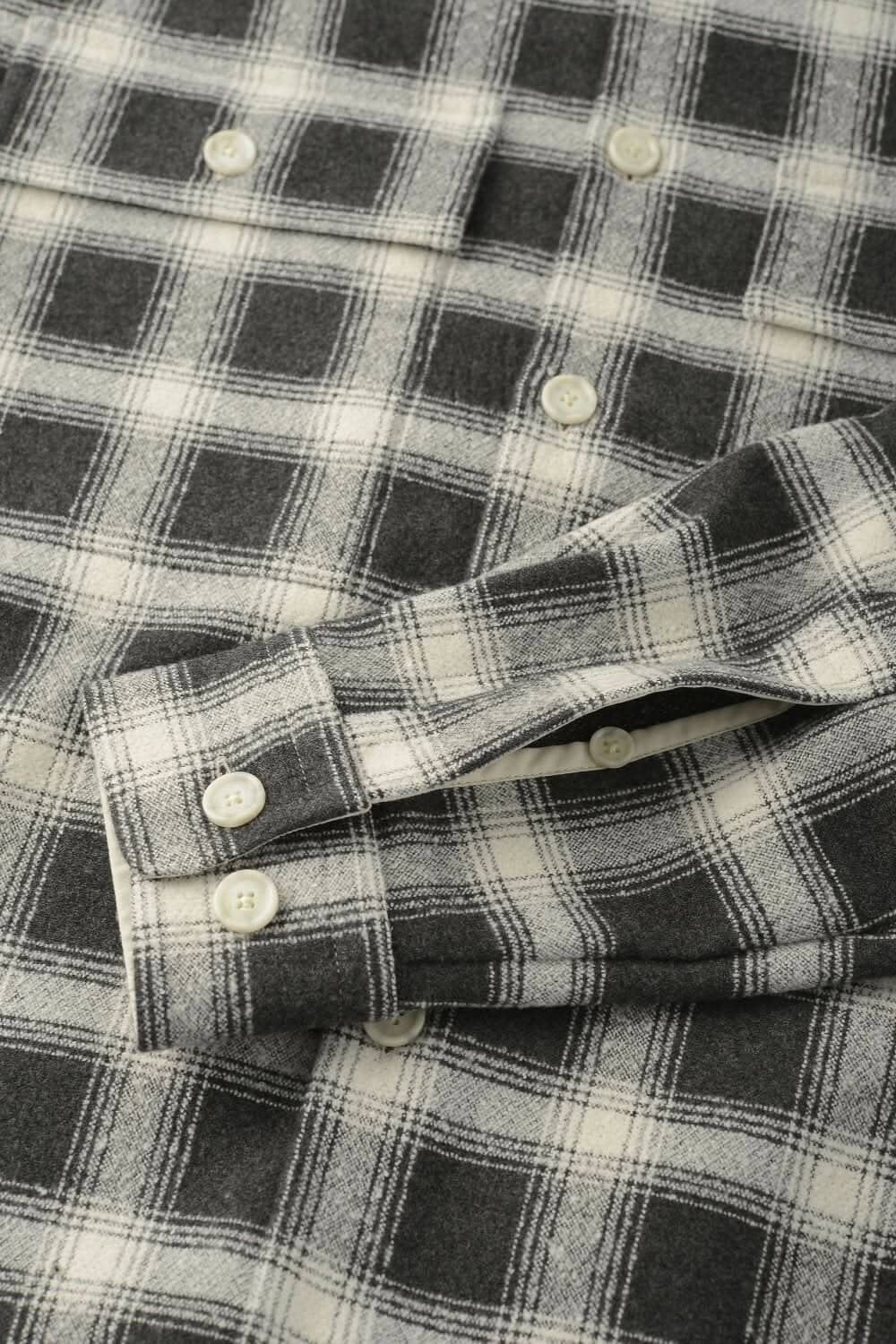 Surchemise à carreaux en flanelle noire et blanche avec boutons, idéale pour un style décontracté.