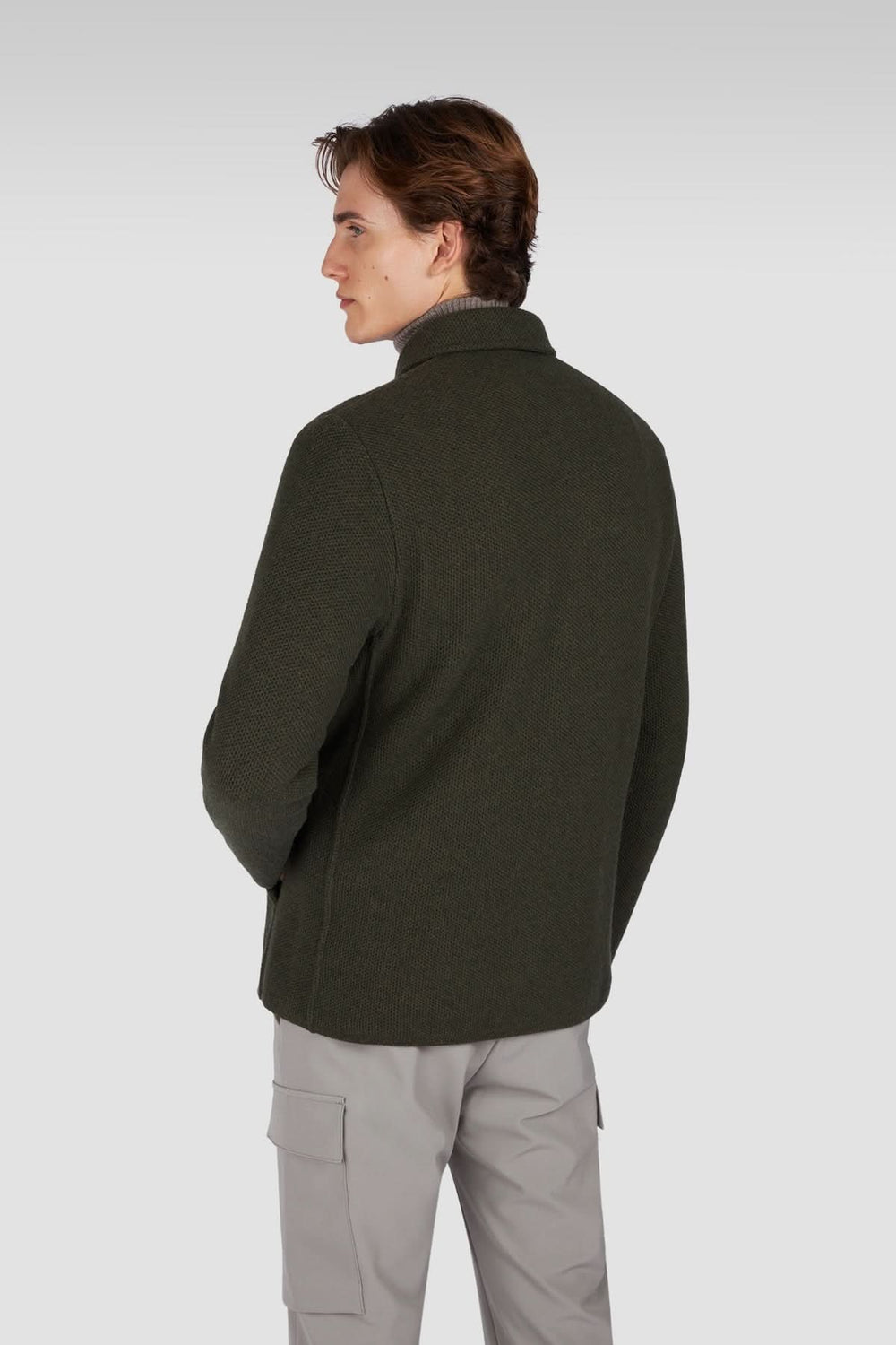 Homme portant une surchemise en laine texturée avec poches plaquées vue de dos, élégante et contemporaine pour un style quotidien raffiné.