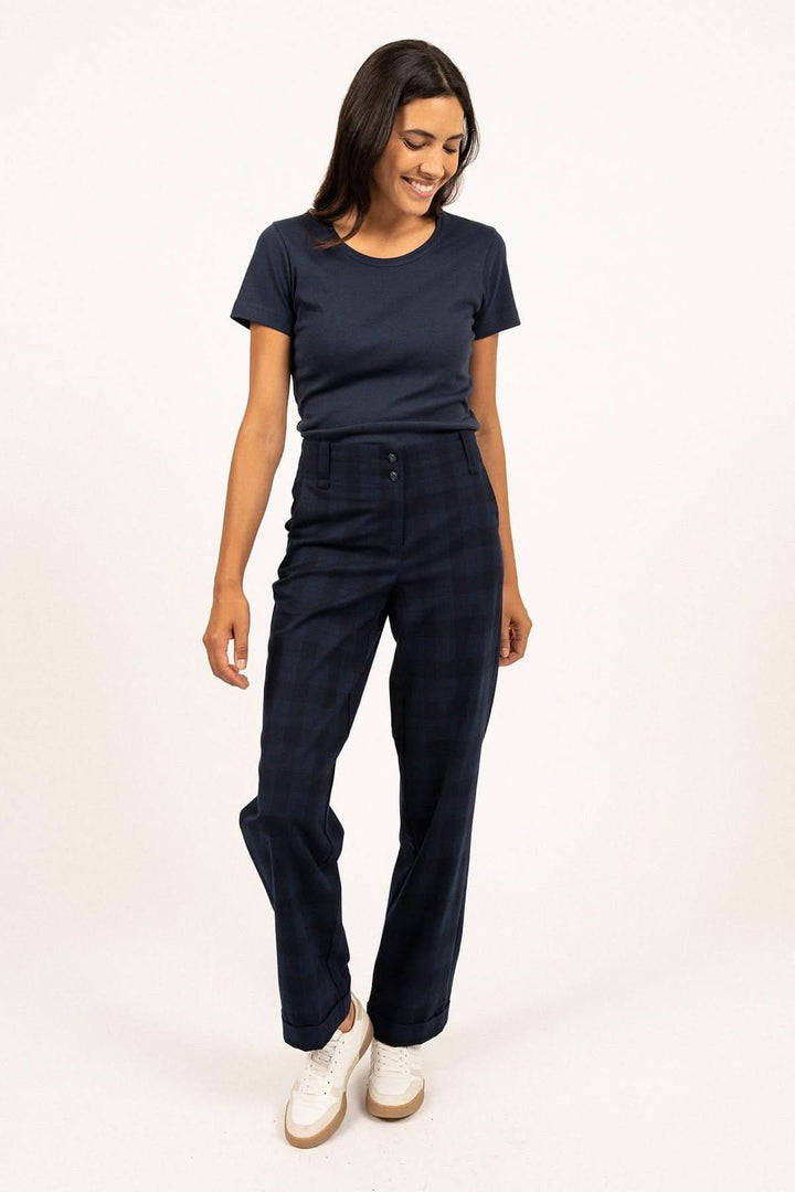 Femme portant le T-shirt AJACCIO II avec un pantalon bleu, coupe ajustée, en coton. Accessoire mode pour morphologies variées.