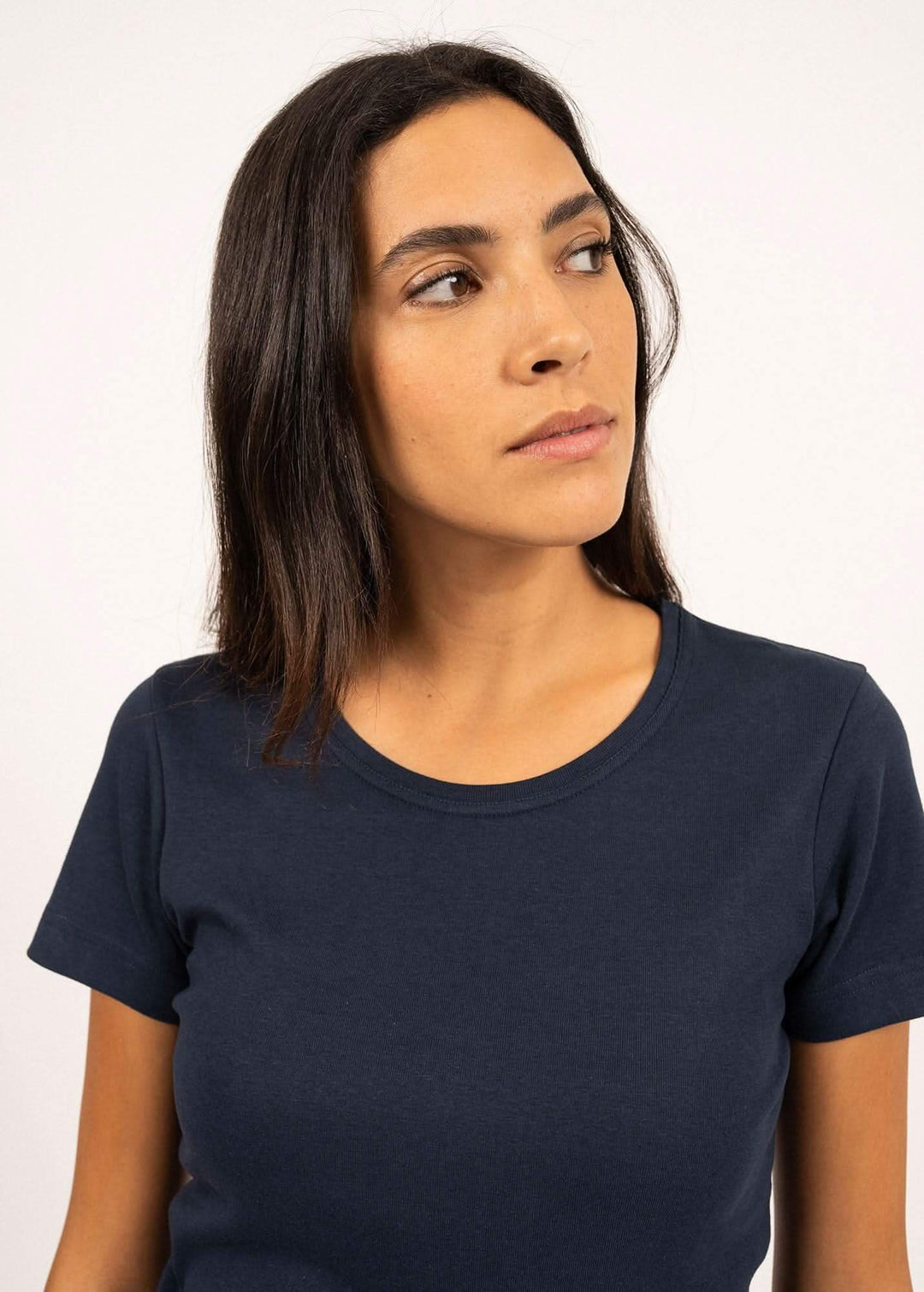 Femme portant le T-shirt AJACCIO II bleu marine à manches courtes, coupe ajustée.