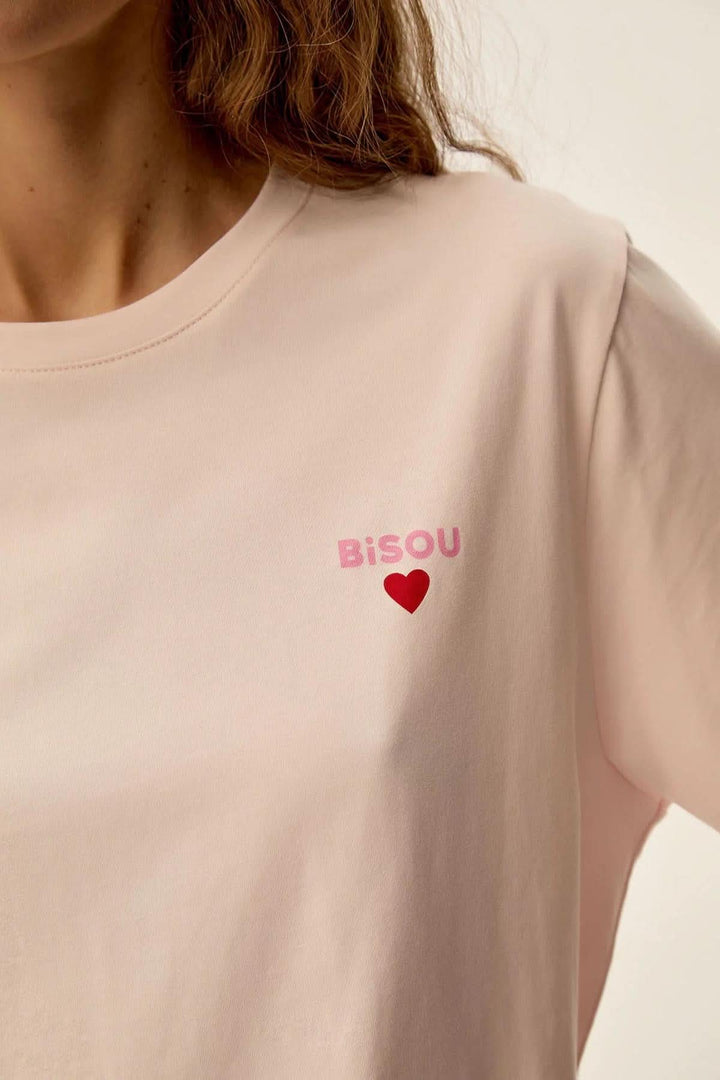 T-shirt Gazoline rose nude avec imprimé "Bisou" et cœur sur la poitrine, en jersey doux 100% coton.