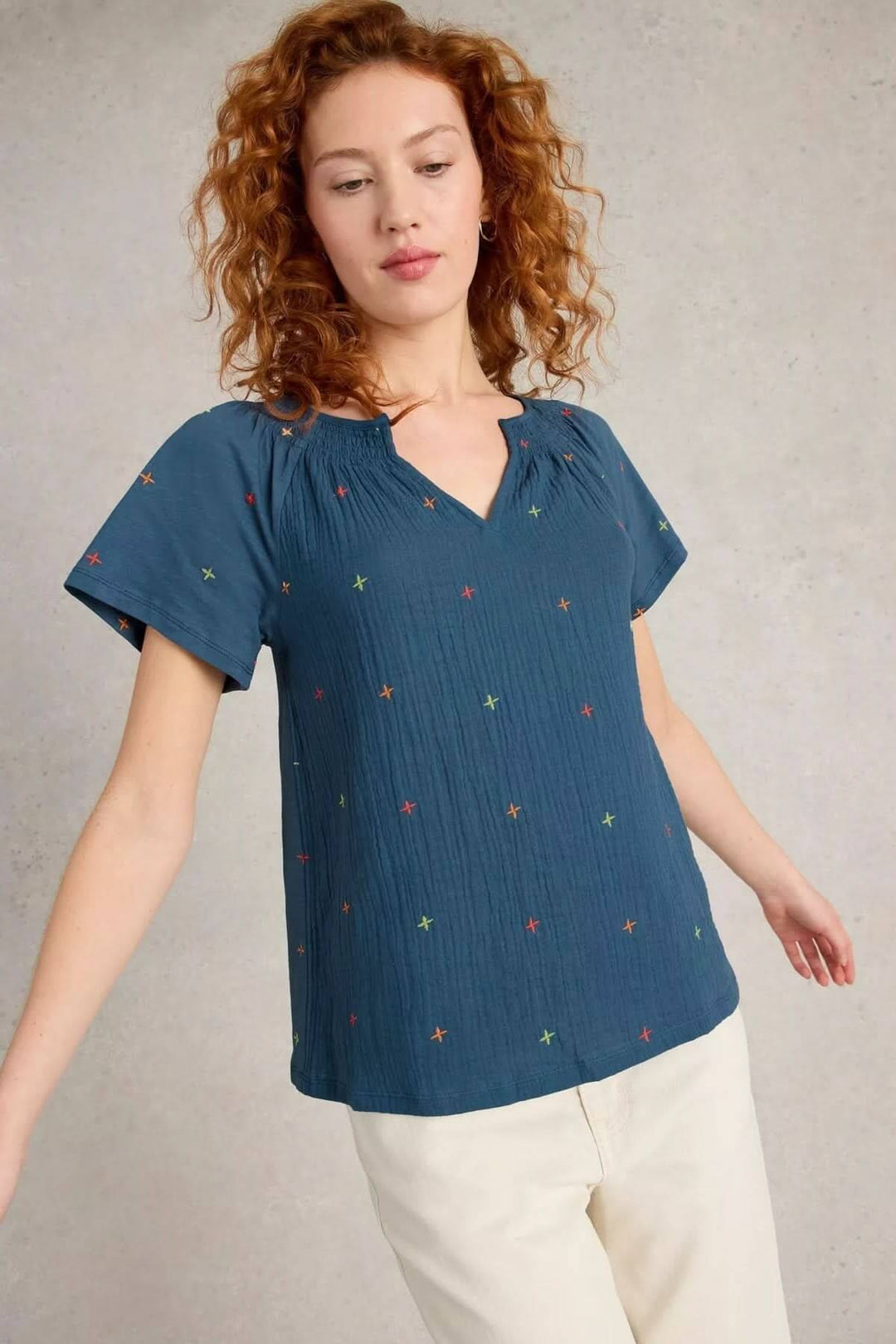 T-shirt Luella léger, bleu avec broderies colorées, encolure V fendue, manches courtes pour un look estival décontracté.