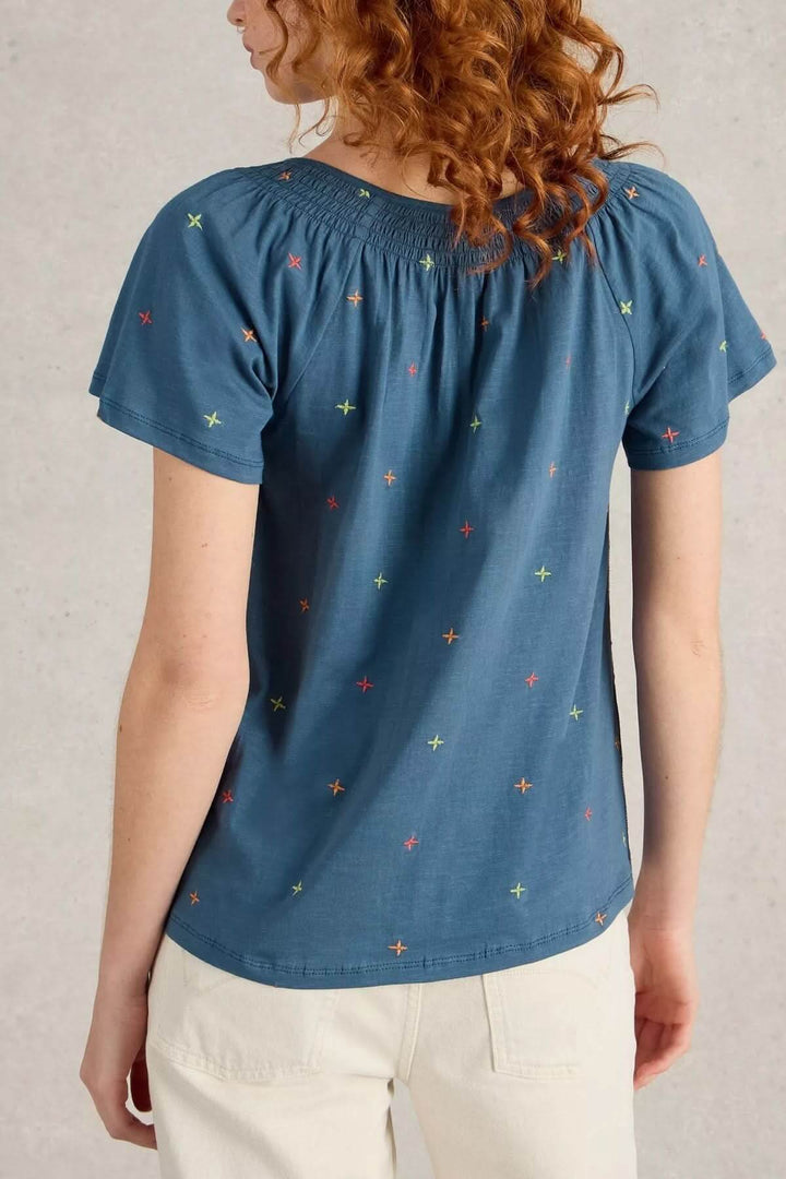 T-shirt Luella léger à manches courtes, broderies colorées, encolure fendue, style estival décontracté.