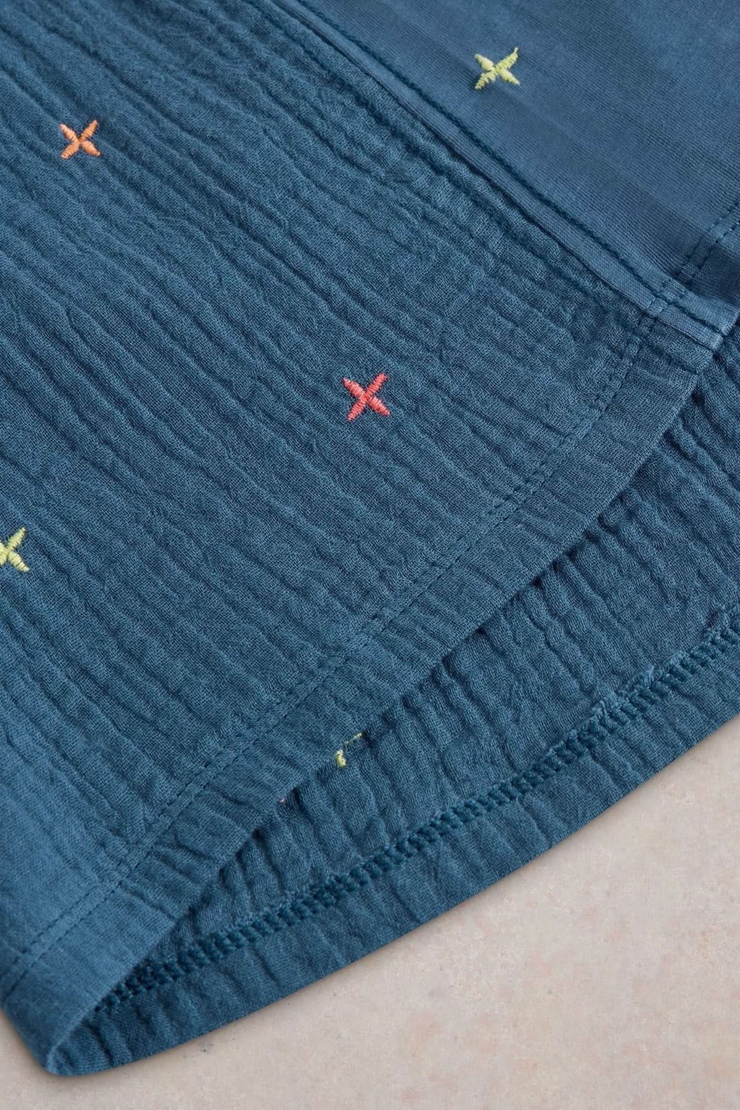 T-shirt Luella en tissu gaufré avec broderies colorées sur fond bleu, parfait pour l&