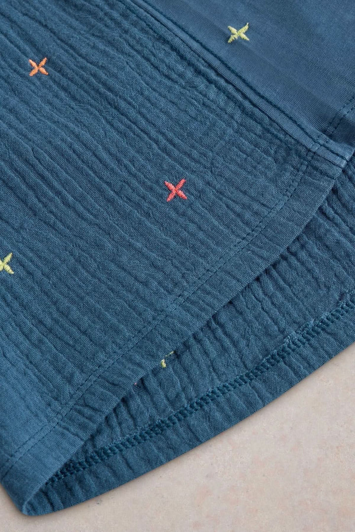 T-shirt Luella en tissu gaufré avec broderies colorées sur fond bleu, parfait pour l&