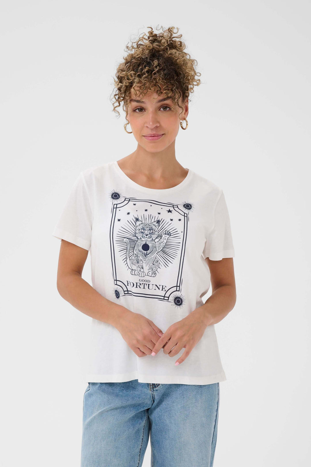 Femme portant le T-shirt Nikita au style ludique avec imprimé porte-bonheur, coupe droite, encolure ronde, tendance et confortable.
