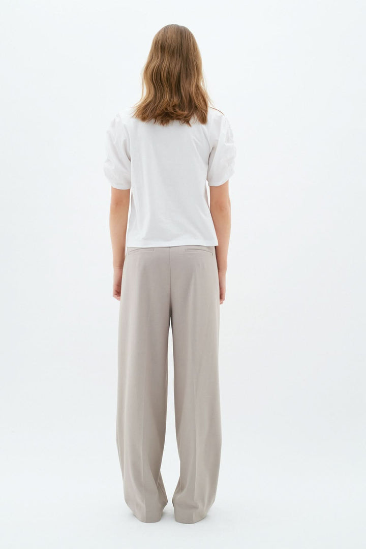 T-shirt Payana blanc vu de dos, associé à un pantalon large, style moderne et décontracté.