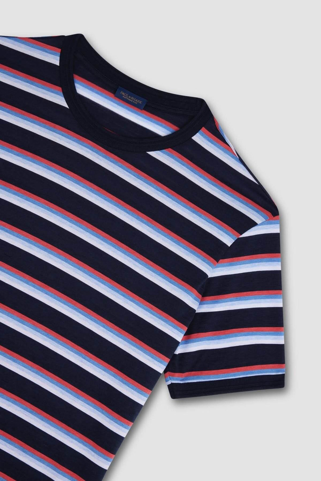 T-shirt à rayures multicolores avec col rond, confectionné en coton doux et léger.