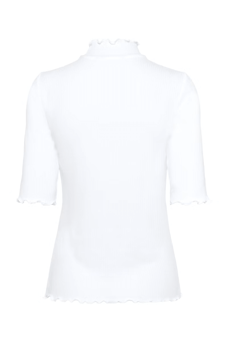 T-shirt Ribba blanc avec col montant festonné et manches mi-longues en maille côtelée extensible, vue de dos.