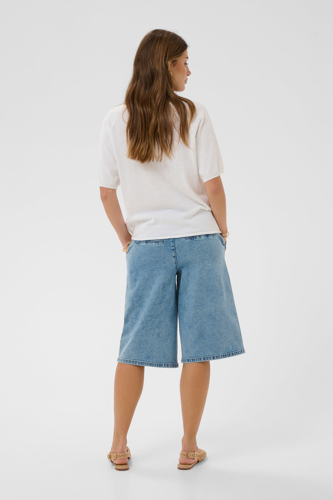 T-shirt Romane porté avec un short en jean, vue de dos pour un style décontracté et féminin.