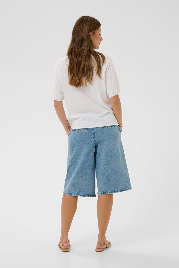 T-shirt Romane porté avec un short en jean, vue de dos pour un style décontracté et féminin.