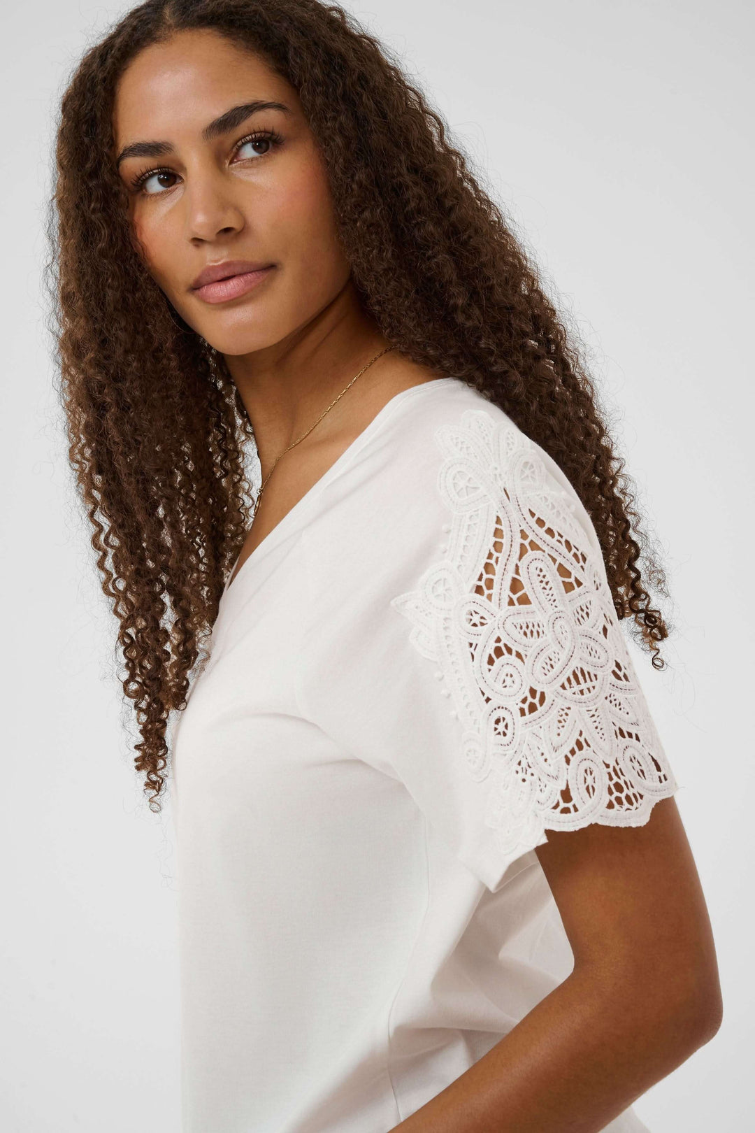 T-shirt Suny à manches courtes avec dentelle, femme portant un haut en dentelle avec encolure en V et manches décorées