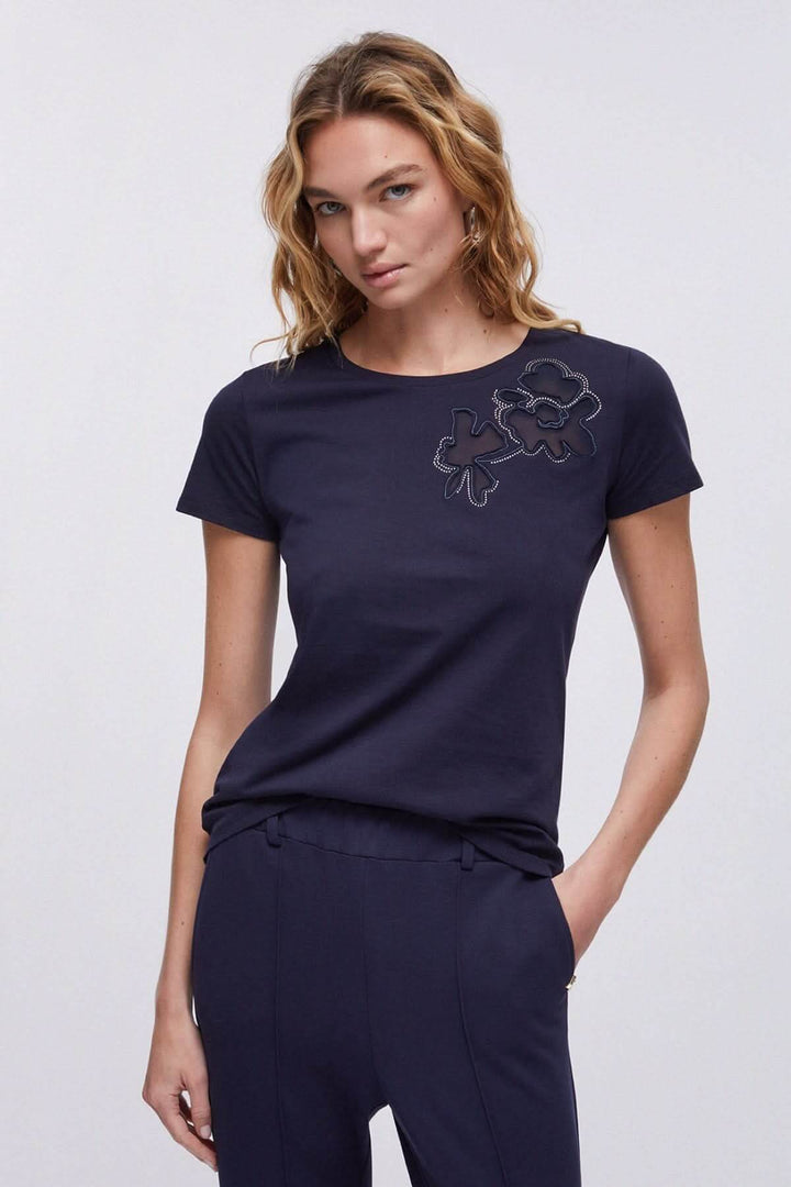 Femme portant un T-shirt avec appliqué floral sur l&