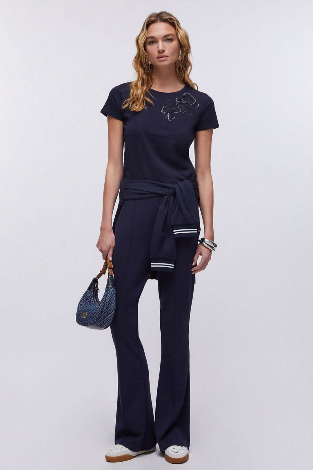 Femme portant un T-shirt avec appliqué floral, manches courtes, encolure ronde, accompagné d&
