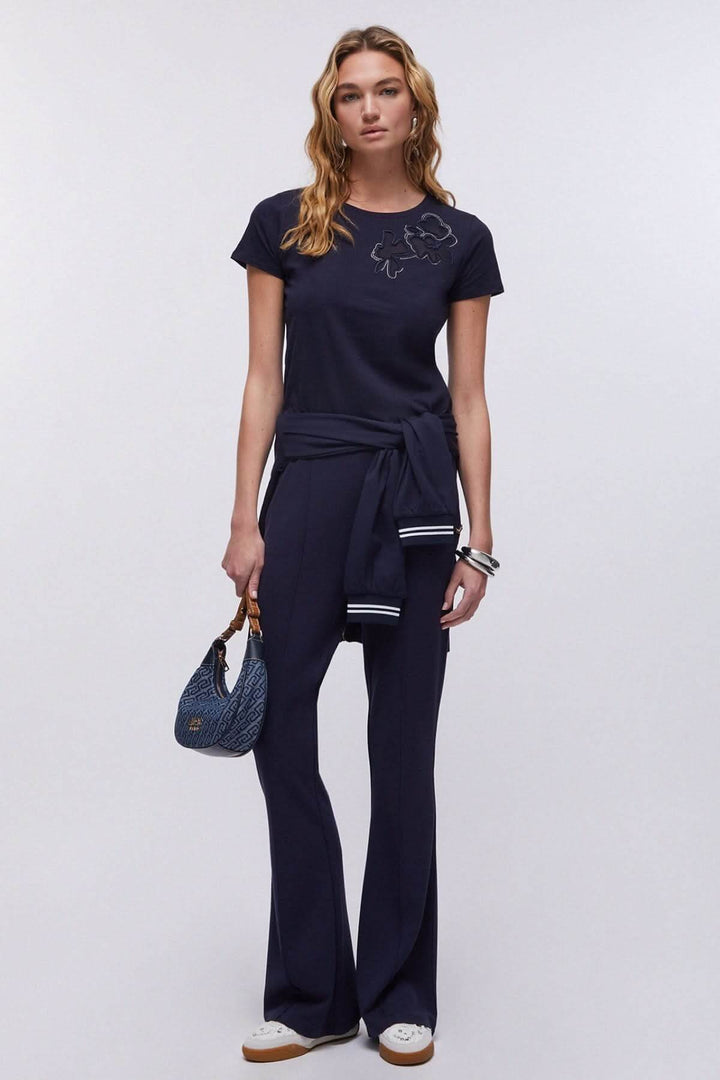Femme portant un T-shirt avec appliqué floral, manches courtes, encolure ronde, accompagné d&