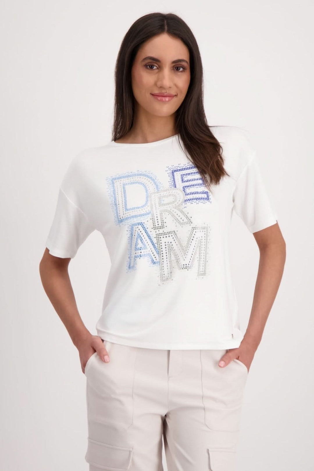 T-shirt blanc avec lettrage 'Dream' en strass, coupe classique, manches courtes, confort en viscose et modal.