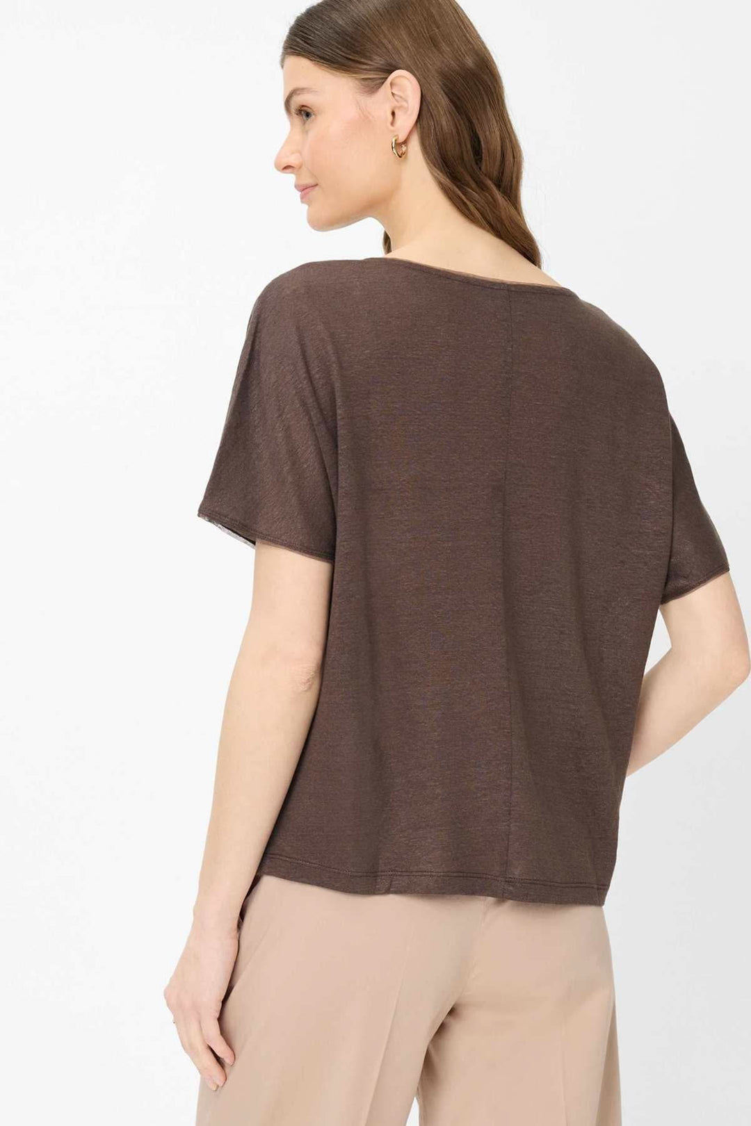 Femme portant le T-shirt col bateau Caelen marron, vue de dos, manches courtes, coupe fluide et décontractée.