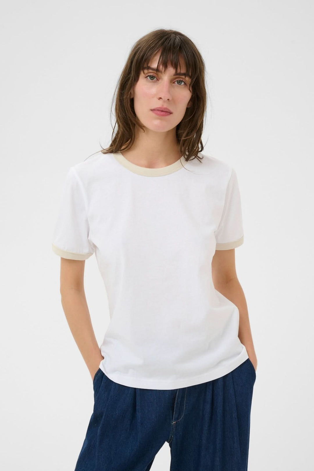 Femme portant le T-shirt à col contrastant Angelita, coupe droite et manches courtes, look moderne et confortable.