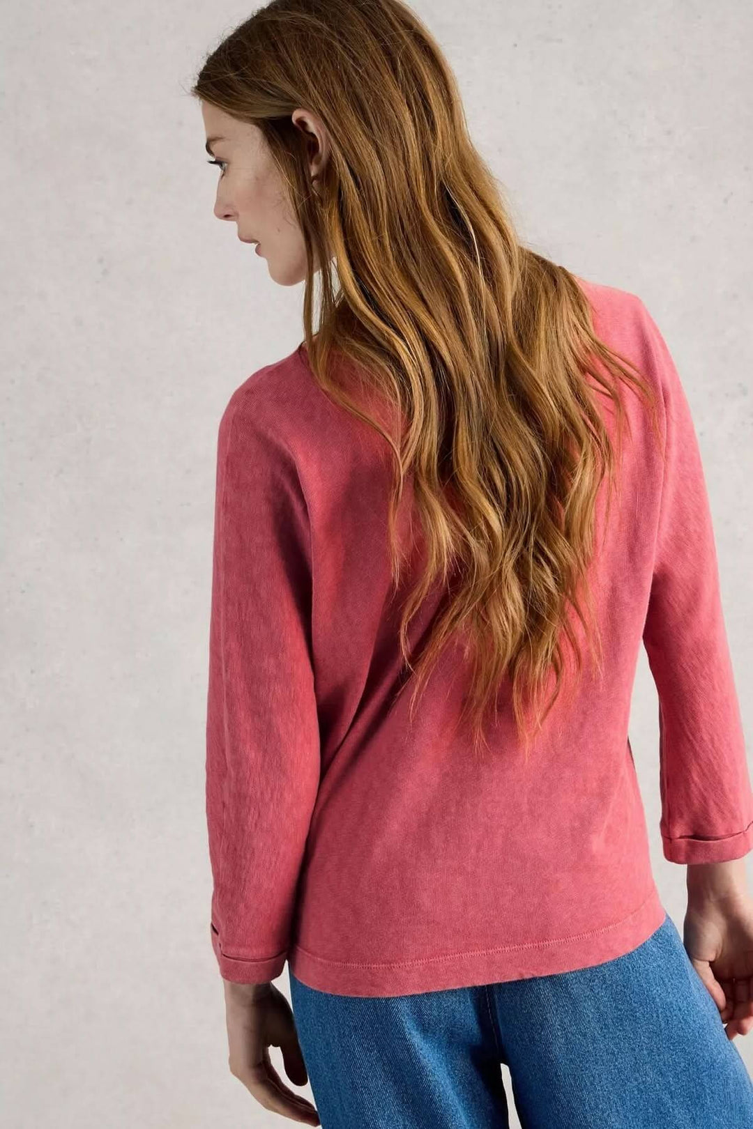 Person wearing a T-shirt à col rond demi-dos in a relaxed fit with three-quarter sleeves, viewed from the back.