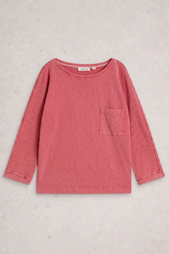 T-shirt à col rond demi-dos avec manches trois-quarts et poche plaquée sur fond neutre.