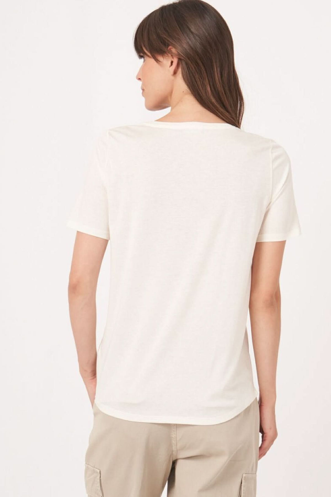 Femme portant un T-shirt col rond manches courtes blanc, vue de dos, style décontracté, tissu doux et respirant.