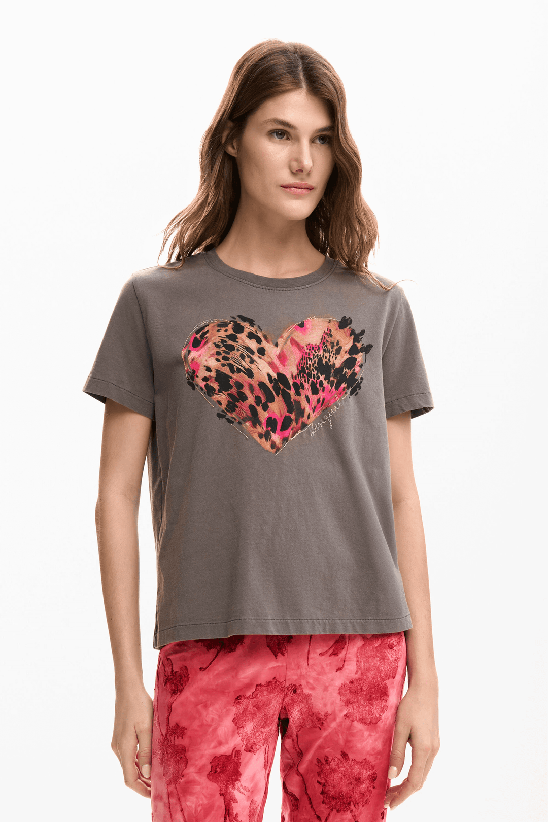 T-shirt cœur tigre à manches courtes avec motif cœur graphique sur une femme, style décontracté et contemporain.