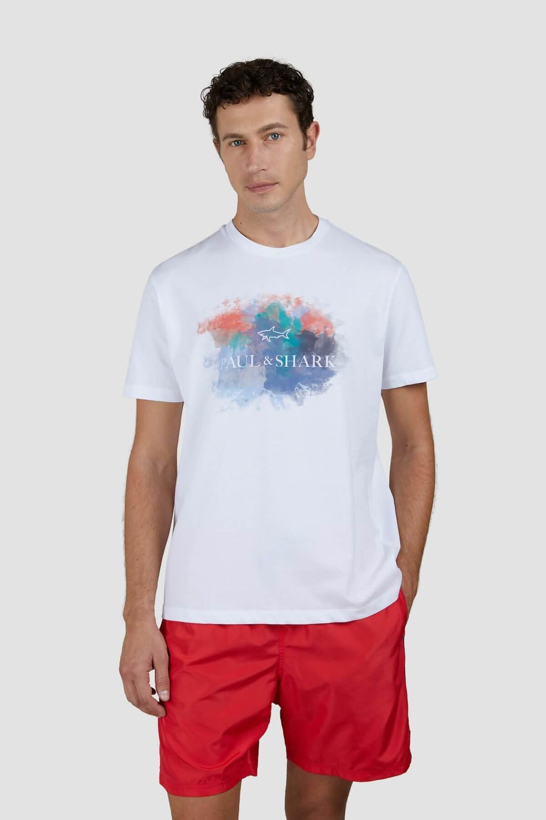 T-shirt en coton avec imprimé aquarelle multicolore Paul & Shark, porté par un homme en short rouge.