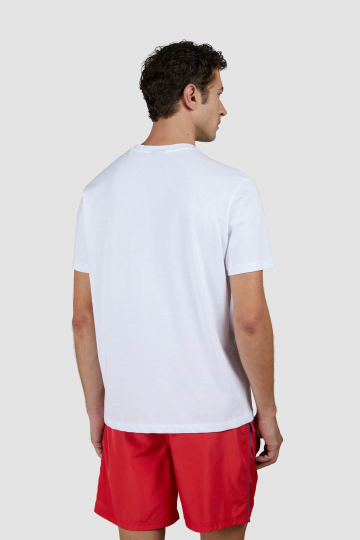 Homme portant un t-shirt blanc en coton vu de dos, associé à un short rouge.