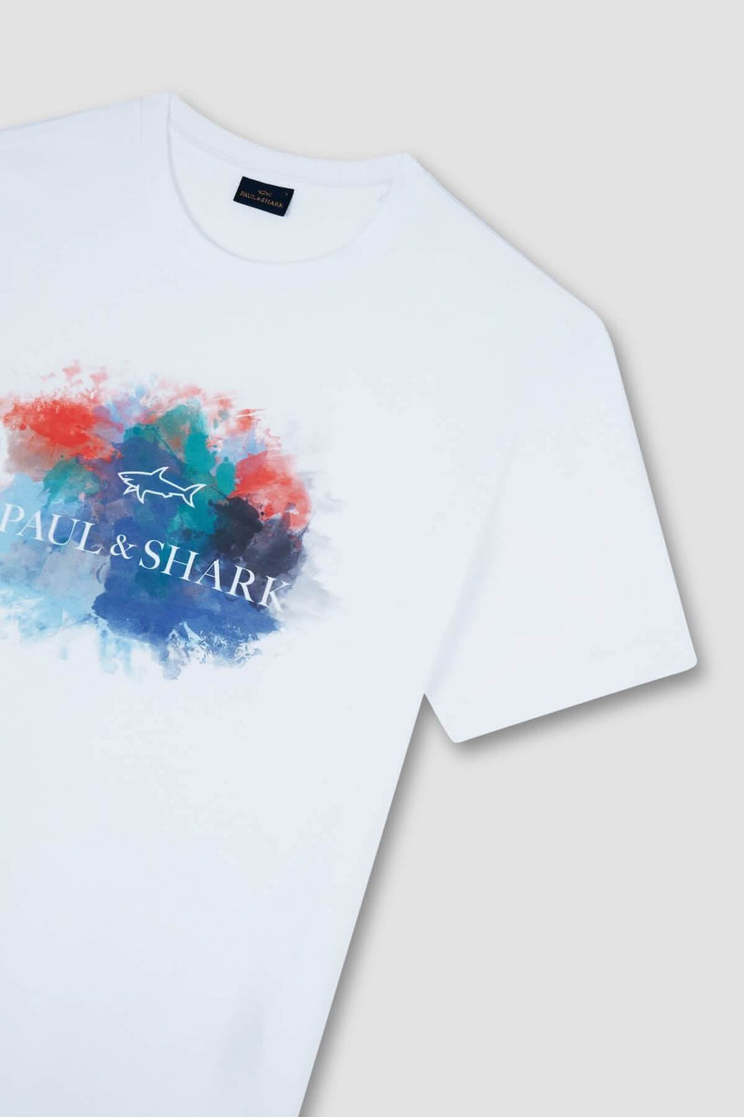 T-shirt en coton blanc avec imprimé aquarelle coloré et logo Paul & Shark sur le devant.