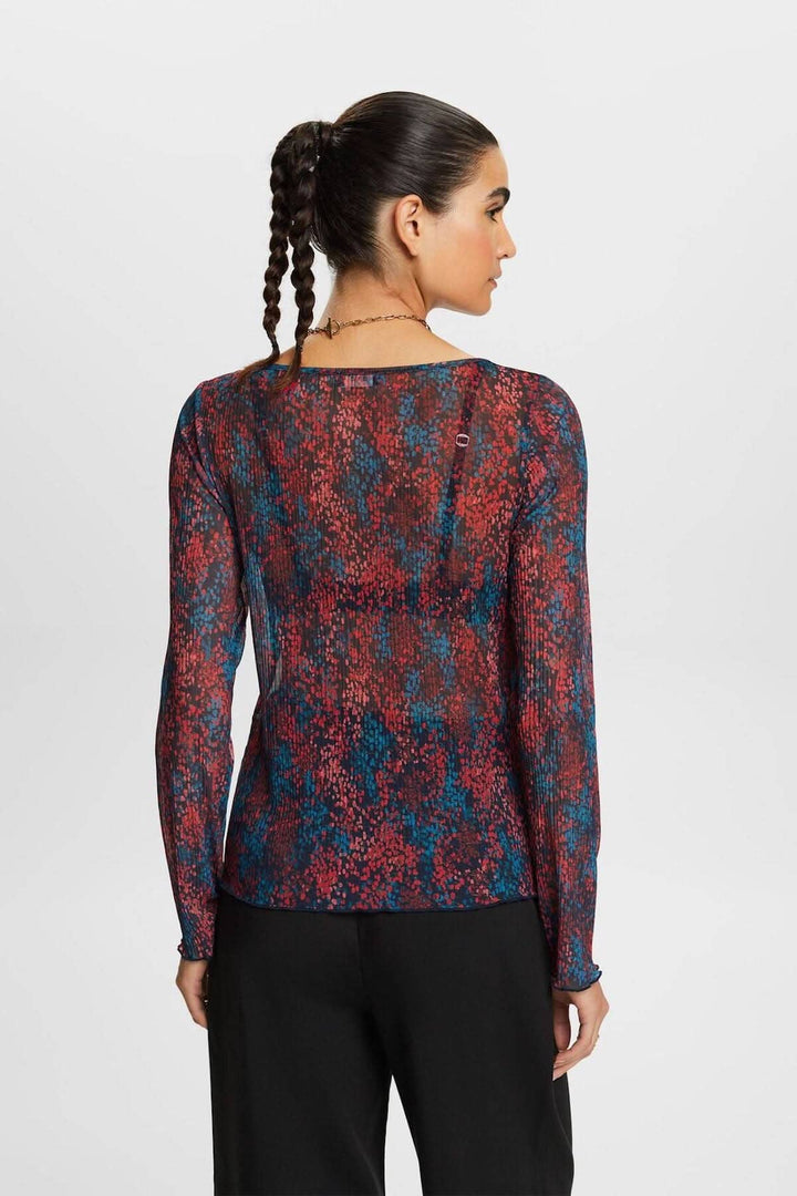 T-shirt en mesh plissé à motif floral avec dos élégant, encolure dégagée, et coupe près du corps.