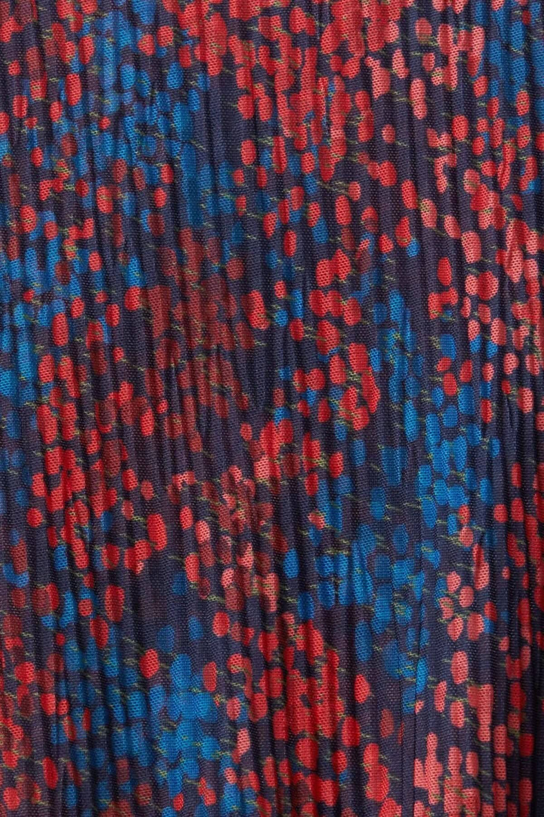Tissu en maille plissée à motif floral coloré en rouge, bleu et noir, parfait pour un look féminin et élégant.