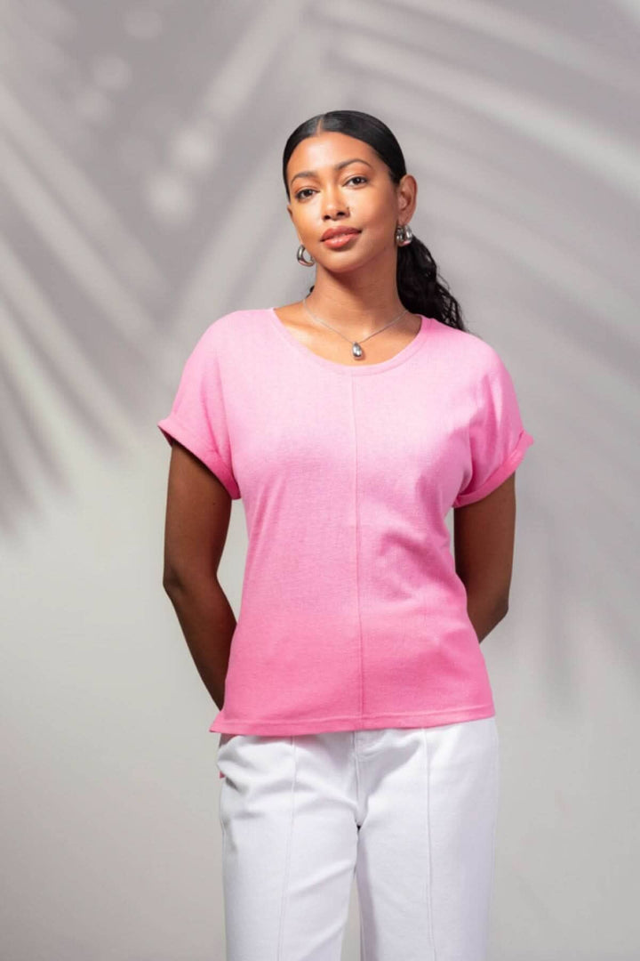 T-shirt à encolure ronde rose porté par une femme, avec couture à l&